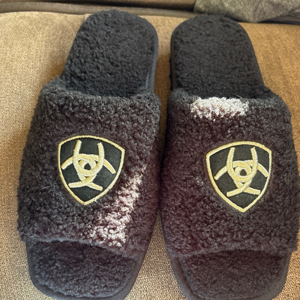 Ariat Black Faux-Sherpa Slide Slippers with Gold Crest Emblem